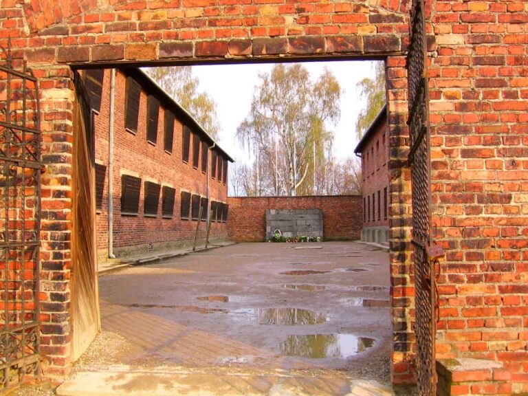 vie-of-the-execution-wall-in-auschwitz