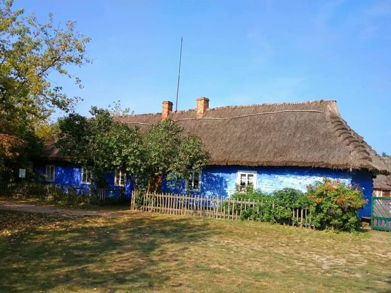 old-blue-hut-in-maurzyce