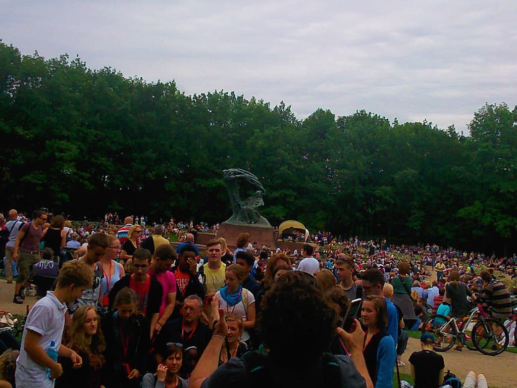 people-listen-to-chopin-musin-during-concert-in-the-lazienki-park