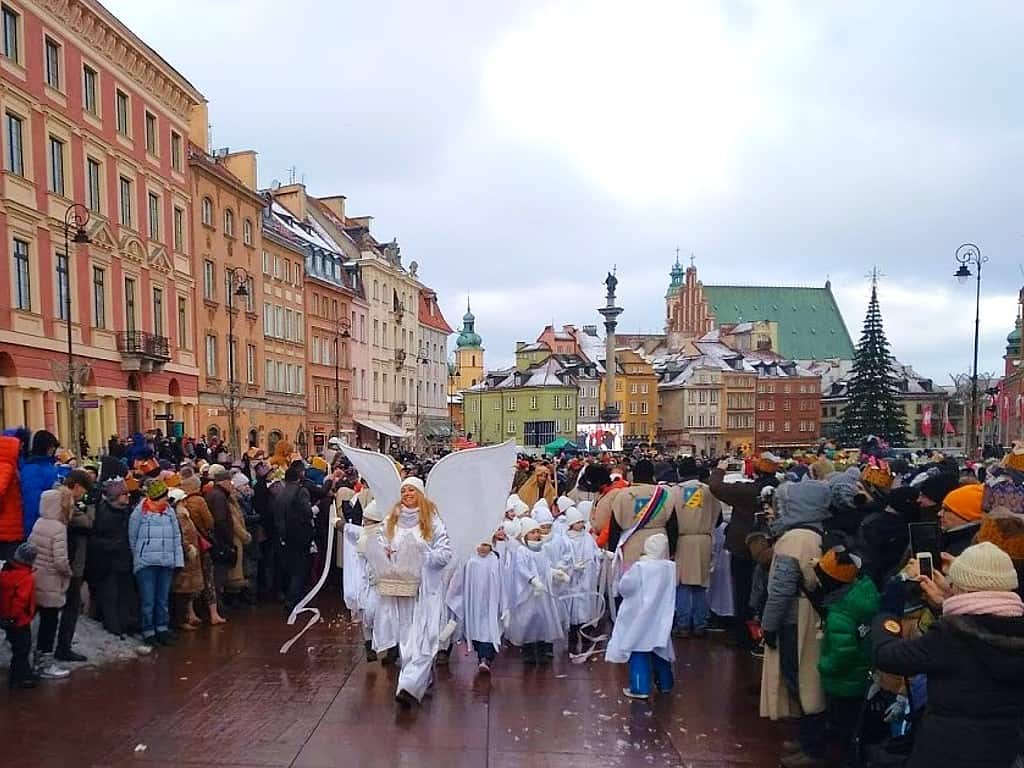 peolpe in white clothes marching the street