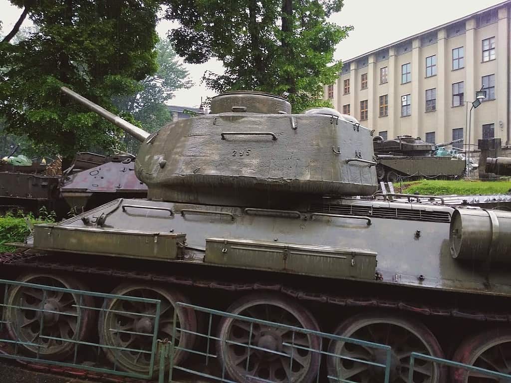 tank-in-front-of-army-museum-building