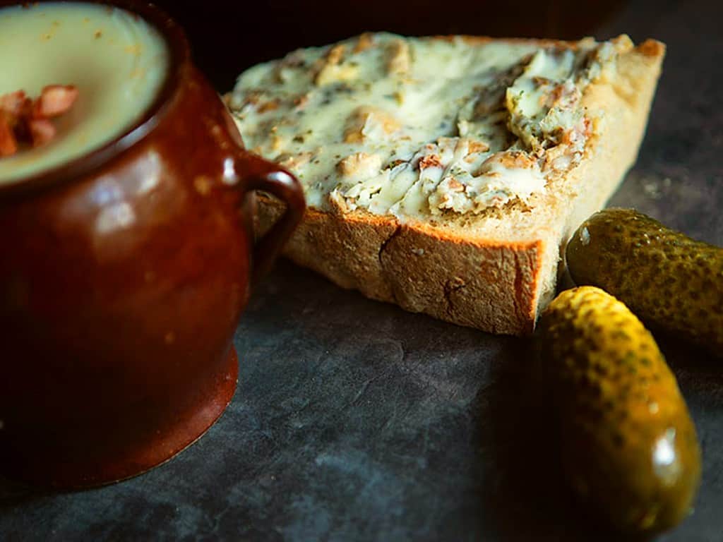 bread-with-lard-and-cucumber