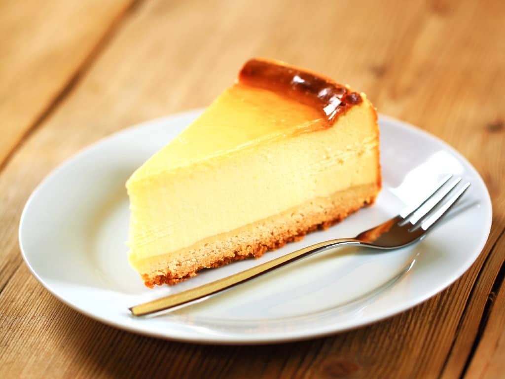 slice-of-cheesecake-on-the-plate