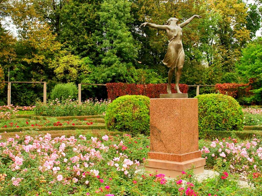 sculpture-dancer-in-the-park