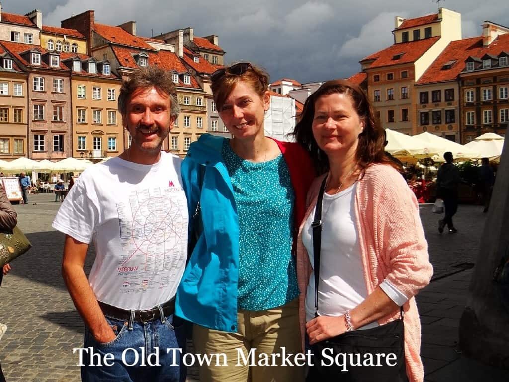 tourists-smiling-old-town-market-square