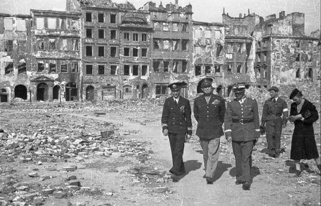 eisenhower-with-polish-officers-walk-in-ruined-old-town