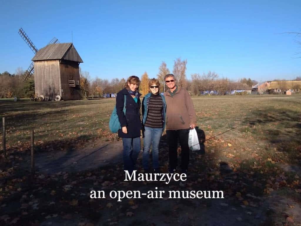 maurzyce-tourists-with-a-guide